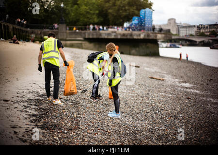 South Bank, Londres, Royaume-Uni. 6 Sep 2018. L'équipe de Bots love London's d'eau, mais comme vous ils sont souvent déçu par la quantité de détritus éparpillés à travers eux. Le jeudi un pourcentage considérable de leur main-d'œuvre pourraient être trouvés de la Tamise dans le centre de Londres, à marée basse. Ils se sont portés volontaires eux-mêmes dans une opération de nettoyage des plages. Le personnel, en mettant l'accent sur les plus petites, plus fines des plastiques qui seraient habituellement inaperçu par un nettoyage de plage standard, ont des attaches de câbles, vêtements tags et les briquets, parmi d'autres polluants. Credit : Joshua Preston/Alamy Live News Banque D'Images