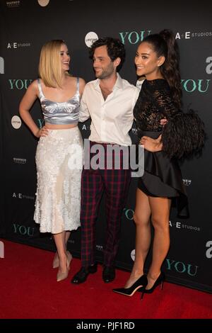 New York, NY, USA. Sep 6, 2018. Elizabeth Lail, Penn Badgley, Shay Mitchell devant le hall des arrivées pour vous Première le vie, Zengo, New York, NY Le 6 septembre 2018. Crédit : Jason Smith/Everett Collection/Alamy Live News Banque D'Images