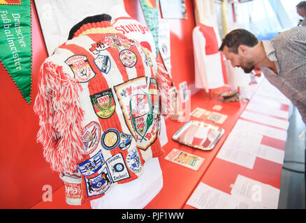 Stuttgart, Allemagne. 05 Sep, 2018. Un homme regarde les expositions dans une exposition sur le thème "125 ans de VfB Stuttgart'. Le VfB exposition spéciale 'Moves depuis 1893' dans le musée Mercedes-Benz est ouvert du 9 septembre 2018 au 2 avril 2019. (Dpa : '125 ans le VfB Stuttgart - une journée bien remplie avec des curiosités temps' à partir de 07.09.2018) Crédit : Sebastian Gollnow/dpa/Alamy Live News Banque D'Images