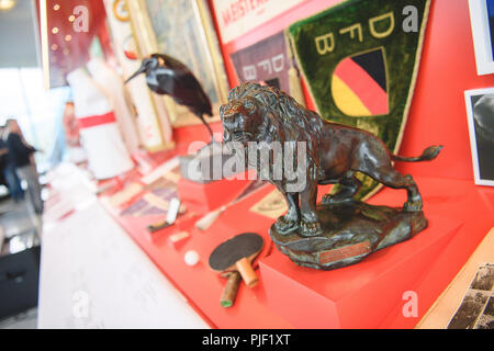 Stuttgart, Allemagne. 05 Sep, 2018. Le Lion de ruines, une coupe de la ville de Stuttgart a remporté par le club en 1945, est exposée à une exposition sur le thème "125 ans de VfB Stuttgart'. Le VfB exposition spéciale 'Moves depuis 1893' dans le musée Mercedes-Benz est ouvert du 9 septembre 2018 au 2 avril 2019. (Dpa : '125 ans le VfB Stuttgart - une journée bien remplie avec des curiosités temps' à partir de 07.09.2018) Crédit : Sebastian Gollnow/dpa/Alamy Live News Banque D'Images