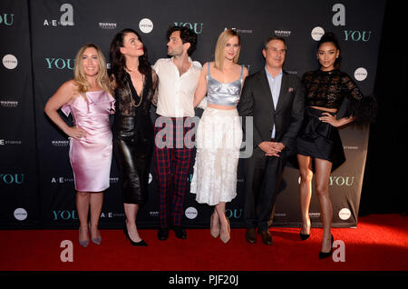 New York, NY, USA. Sep 6, 2018. (L-R) Auteur Caroline Kepnes, producteur exécutif sera Gamble, Penn Badgley, Elizabeth Lail, Président d'un des réseaux E Paul Buccieri et Shay Mitchell vous assister à la première mondiale au Restaurant Zengo le 6 septembre 2018 à New York. Credit : Raymond Hagans Punch/media/Alamy Live News Banque D'Images