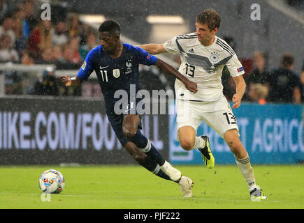 (180907) -- MUNICH, 7 septembre 2018 (Xinhua) France's Ousmane Dembele (L) le dispute à l'Allemagne lors de la Thomas Mueller Nations UEFA League match de football entre l'Allemagne et la France, à Munich, Gremany, le 6 septembre 2018. Le match s'est terminé dans un 0-0 draw. (Xinhua/Philippe Ruiz) Banque D'Images