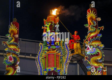 Kuala Lumpur, Malaisie, Klang. Sep, 2018 2. Le président du dévot taoïste vu l'éclairage d'une gigantesque dragon joss stick au cours de l'esprit affamé festival à un temple à Klang.Hungry ghost festival célébrés à la Malaisie sur le 7e mois de calendrier chinois par les bouddhistes, taoïstes et également depuis l'ancienne religion chinoise a croire la porte de l'enfer seront ouvertes pour l'esprit affamé pour chercher la nourriture un divertissement sur le monde. En fonction de leur compréhension de l'esprit affamé peut émerger de la négligence ou d'abandon du père et aussi de la violente et malheureuse de la mort. T généralement Banque D'Images