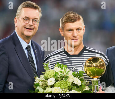 Munich, Allemagne. 6 Septembre, 2018. Allemagne - France, Soccer, Munich, le 06 septembre 2018, Toni Kroos, DFB 8 avec trophée pour joueur de football de l'année, Reinhard GRINDEL, Président de l'Association allemande de football (DFB, ALLEMAGNE - FRANCE 0-0 Important : DFB règlement interdit toute utilisation des photographies comme des séquences d'images et/ou quasi-vidéo. Nations de Football League, de la saison 2018/2019, le 06 septembre 2018 Munich, Allemagne. Crédit : Peter Schatz/Alamy Live News Banque D'Images