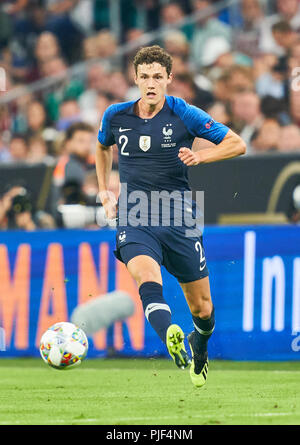 Munich, Allemagne. 6 Septembre, 2018. Allemagne - France, Soccer, Munich, le 06 septembre 2018 Benjamin PAVARD, FRA 2 disques, contrôle la balle, action, full-size, Simple action avec la bille, corps plein, figure d'ensemble, plans, découpe, traitement unique balle, pick-up, coupe, découper, ALLEMAGNE - FRANCE 0-0 Important : règlements DFB interdire toute utilisation des photographies comme des séquences d'images et/ou quasi-vidéo. Nations de Football League, de la saison 2018/2019, le 06 septembre 2018 Munich, Allemagne. Crédit : Peter Schatz/Alamy Live News Banque D'Images