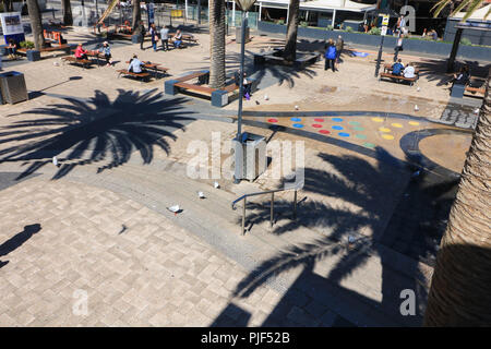 Adelaide en Australie. 7 septembre 2018. Ombre de Palmiers projetée sur les gens sur Moseley Square Glenelg sur une journée ensoleillée dans la banlieue côtière d'Adélaïde en début du printemps : Crédit amer ghazzal/Alamy Live News Banque D'Images