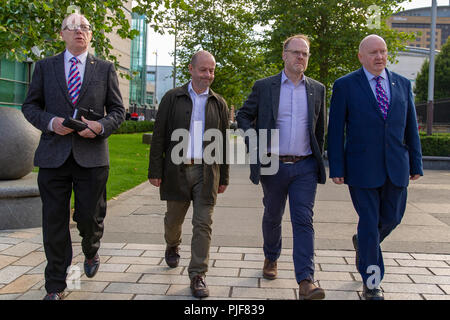 Belfast, Royaume-Uni. 7 septembre 2018. Barry McCaffrey (centre gauche) et Trevor Birney (centre droite) avec NUJs Seamus Dooley(Droite) et Gerry Carson(gauche), arriver à Haute Cour à la Haute Cour de Belfast qui amende Point Films mis à la procédure d'urgence de la Haute Cour de Belfast aujourd'hui, contester la légalité de la perquisition utilisé par la police pour le rechercher avec ses bureaux de crédit Belfast la semaine dernière : Bonzo/Alamy Live News Banque D'Images