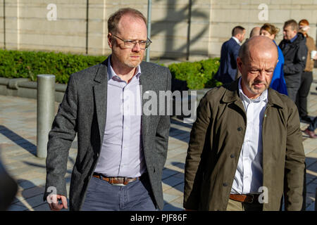 Belfast, Royaume-Uni. 7 septembre 2018. Barry McCaffrey et Trevor Birney withy NUJs Seamus Dooley et Gerry Carson, arriver à Haute Cour à la Haute Cour de Belfast qui amende Point Films mis à la procédure d'urgence de la Haute Cour de Belfast aujourd'hui, contester la légalité de la perquisition utilisé par la police pour le rechercher avec ses bureaux de crédit Belfast la semaine dernière : Bonzo/Alamy Live News Banque D'Images