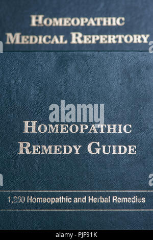 Couverture de livre de guide de remède homéopathique Banque D'Images