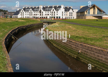 Le Barry Burn serpente à travers Carnoustie Golf Links, avec l'hôtel Carnoustie Golf Simpson et boutique de golf à l'arrière-plan, Carnoustie, Angus Banque D'Images