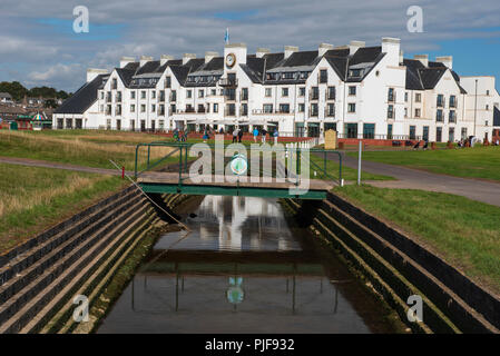 Le Barry Burn serpente à travers Carnoustie Golf Links, avec l'hôtel Carnoustie Golf Simpson et boutique de golf à l'arrière-plan, Carnoustie, Angus Banque D'Images