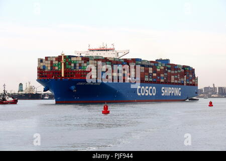 Le grand navire COSCO Univers d'expédition quitte le port de Rotterdam le 27 juillet 2018. Banque D'Images