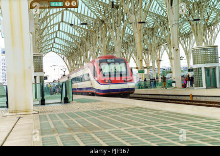 La Gare do Oriente (Gare de l'Oriente de Lisbonne) est l'un des principaux centres de transport intermodal portugais situé dans la paroisse civile de Parque das Nacoes Lisb Banque D'Images