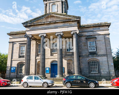 L'église paroissiale de Leith, Église d'Écosse, construit 1816 avec grand portique et de colonnes ioniques, de Madère Street, Leith, Edinburgh, Ecosse, Royaume-Uni Banque D'Images