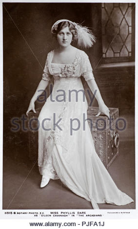 Phyllis n'ose portrait, 1890 - 1975, était une chanteuse et actrice, célèbre pour ses rôles dans la comédie musicale de style édouardien et d'autres encore de théâtre dans la première moitié du xxe siècle, vintage real photo carte postale de 1910 Banque D'Images