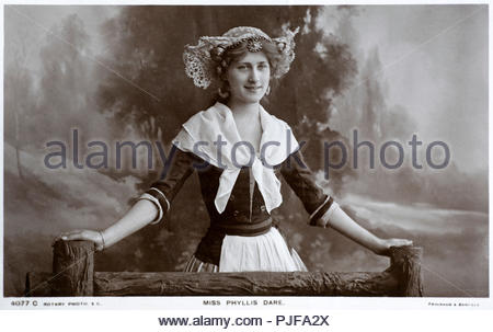 Phyllis n'ose portrait, 1890 - 1975 est une chanteuse et actrice, célèbre pour ses rôles dans la comédie musicale de style édouardien et d'autres encore de théâtre dans la première moitié du xxe siècle, vintage real photo carte postale de 1906 Banque D'Images