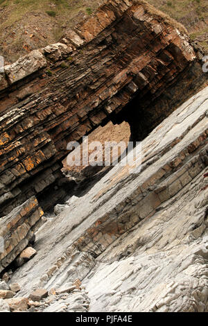 Hartland Quay rocks montrant l'érosion résultant dans un tunnel à travers les rochers. Banque D'Images