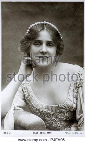 Pettie Edna May 1878 - 1948, connu sur scène comme Edna May, est une actrice et chanteuse américaine. Une carte postale populaires beauté, mai a été célèbre pour ses rôles principaux dans les comédies musicales, Edwardian vintage real photo carte postale de 1905 Banque D'Images