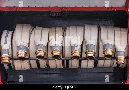 Glasgow, Scotland, UK - 17 juin 2012 : le long de la rivière Clyde, à l'extérieur musée au bord de la roue, closup avec huit retroussé les manches d'incendie sur vintage Dennis Banque D'Images