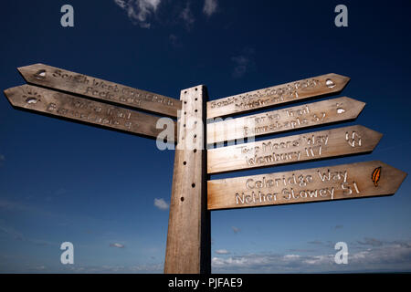 Les panneaux signalant les différents milieux et de kilométrage de Lynmouth, North Devon. Tarka trail, South West coastal path, two moors way, Coleridge way. Banque D'Images