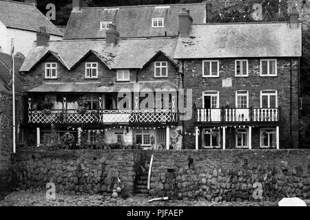 Les cabanes de pêcheurs au bord de l'eau à Clovelly, village historique dans le Nord du Devon. England UK Banque D'Images