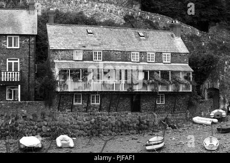 Les cabanes de pêcheurs au bord de l'eau à Clovelly, village historique dans le Nord du Devon. England UK Banque D'Images