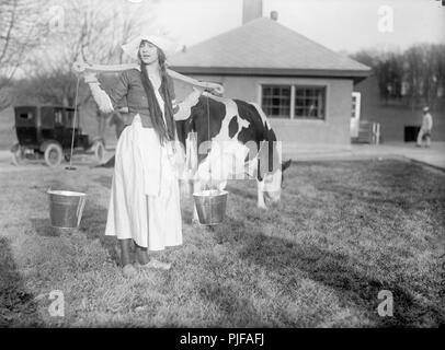 Dutch Dairy Maid avec du lait de vache, laitière ou maid Banque D'Images