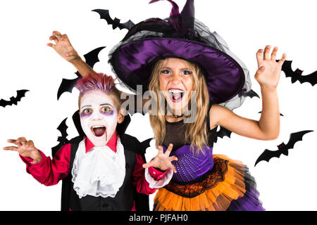 Halloween kids, heureux scary girl and boy habillés en costume d'halloween de sorcière, sorcier et vampire, Dracula de citrouille halloween et partie Banque D'Images