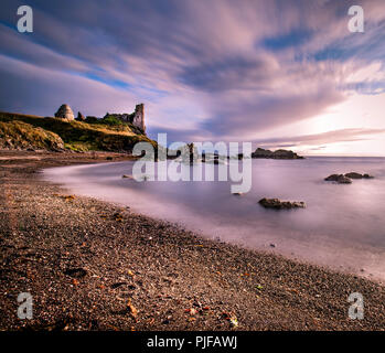 Une longue exposition de marins qui inclut l'ancienne vintage ruines de Dunure château avec des nuages vaporeux et lisse lisse de l'océan. Banque D'Images