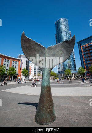 Une grande queue de poisson sculpture au centre commercial GUNWHARF QUAYS de Portsmouth, Royaume-Uni. Banque D'Images