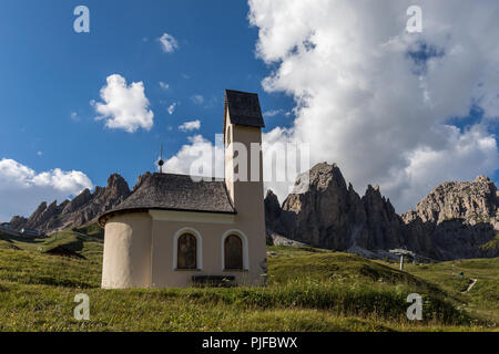 Gardena Pass chapelle, dédiée à Saint Maurice, Dolomites, Tyrol du Sud, Italie Banque D'Images