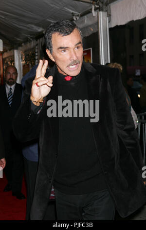 Burt Reynolds assiste à la projection de cour à des arrivées de Clearview Cinemas Chelsea West NYC USA le 24 mai 2005. Banque D'Images