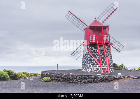 Sao Joao moulin à vent. L'île de Pico, Açores, Portugal Banque D'Images