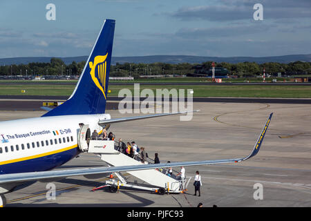 Les passagers d'un Boeing 737 de Ryanair à l'aéroport de Manchester en Angleterre. Banque D'Images