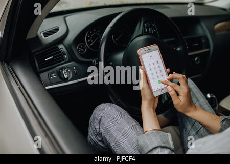 Close up hand of woman holding smartphone notification de l'accident de voiture. Banque D'Images
