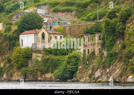 VILA NOVA DE GAIA, PORTUGAL - 19 JUILLET 2017 : abandonné Capela do Senhor de Além, seigneur de la chapelle Beyond. Construit en 1877, où était l'ancien ermitage Banque D'Images