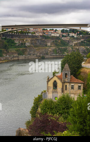 VILA NOVA DE GAIA, PORTUGAL - 19 JUILLET 2017 : abandonné Capela do Senhor de Além, seigneur de la chapelle Beyond. Construit en 1877, où était l'ancien ermitage Banque D'Images