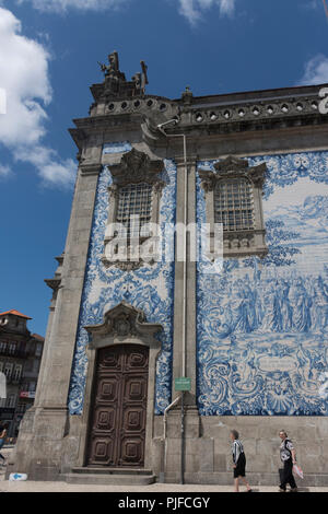 PORTO, PORTUGAL - 20 JUILLET 2017 : Silvestre Silvestri a conçu des carreaux peints sur la façade latérale de l'église Carmo, peints par Carlos Branco. 1912 Banque D'Images