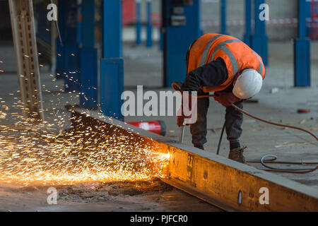 Site de construction worker cutting un faisceau avec un chalumeau oxyacétylénique Banque D'Images