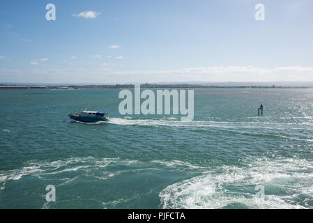 Tauranga, île du Nord, nouveau Zealand-December 16,2016 : bateau de pêche dans les eaux turquoise de l'océan Pacifique dans le port de Tauranga, Nouvelle-Zélande Banque D'Images