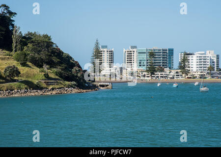 Tauranga, île du Nord, nouveau Zealand-December 16,2016 : bord de bateaux ancrés, l'architecture de montagne et de verdure à Tauranga, Nouvelle-Zélande Banque D'Images