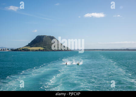 Tauranga, île du Nord, nouveau Zealand-December 16,2016 : course dans le port avec vue sur la montagne à Tauranga, Nouvelle-Zélande Banque D'Images