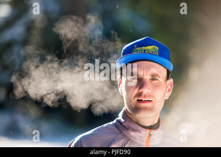 Portrait d'un homme dans un froid matin d'hiver Banque D'Images