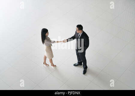 Top View of Asian businessman and businesswoman shaking hands in office lobby. Bienvenue à l'entreprise. Banque D'Images