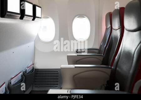 Sièges d'avion passager vide dans la cabine. Dans l'intérieur de l'avion moderne. Banque D'Images
