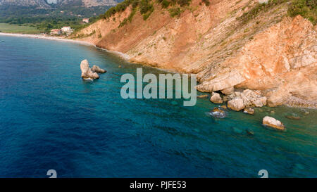 Eyriel point de vue des falaises de la mer. Buljarica, le Monténégro. Banque D'Images