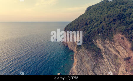 Eyriel point de vue des falaises de la mer. Buljarica, le Monténégro. Banque D'Images