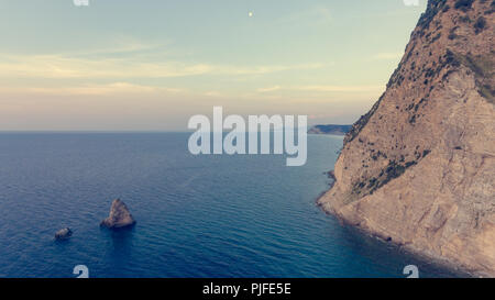 Eyriel point de vue des falaises de la mer. Buljarica, le Monténégro. Banque D'Images