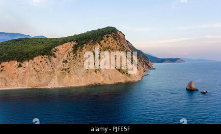 Eyriel point de vue des falaises de la mer. Buljarica, le Monténégro. Banque D'Images