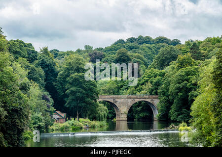 Vue depuis l'aval de Prebends Bridge, l'un des trois ponts en arc en pierre dans la région de Durham, Royaume-Uni Banque D'Images